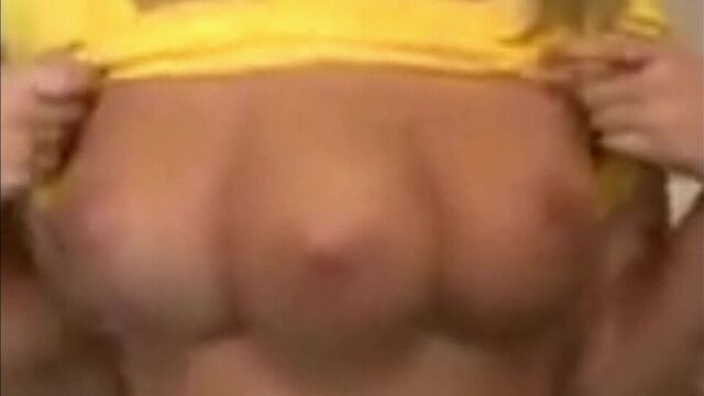 Aj Lee показывает свою третью сиську, горячие сиськи! Сексуальный трах!