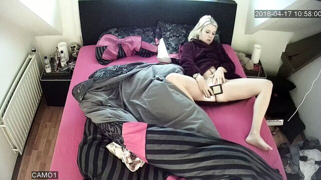 Взломанная мастурбирует на кровати IP-камерой