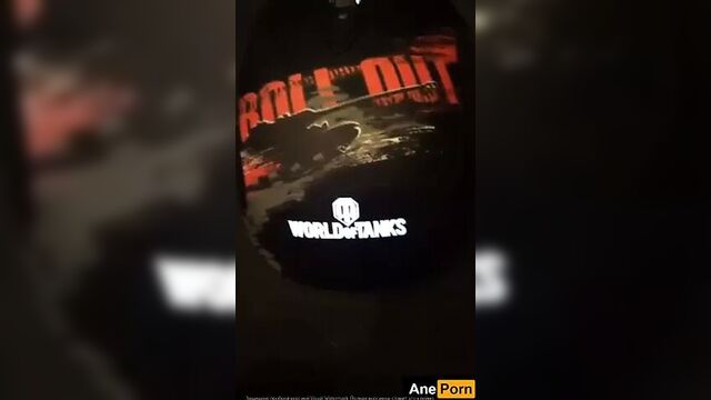 Сестру застукали за светом ее больших сисек