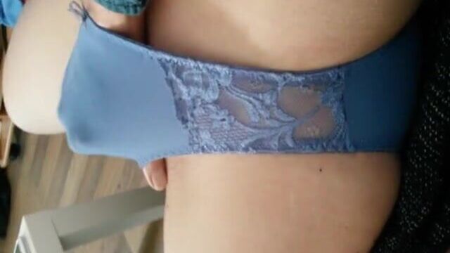 Пара взаимно мастурбирует за просмотром чата