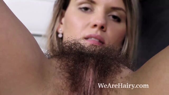 Jehanna раздевается догола и трахает пальцами ее волосатую киску