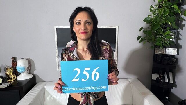 Итальянский татуированный турист посетил чешский кастинг