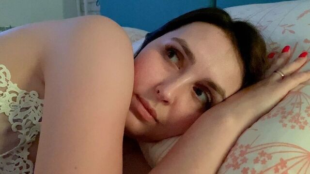 Мачеха и пасынок делят кровать в гостиничном номере