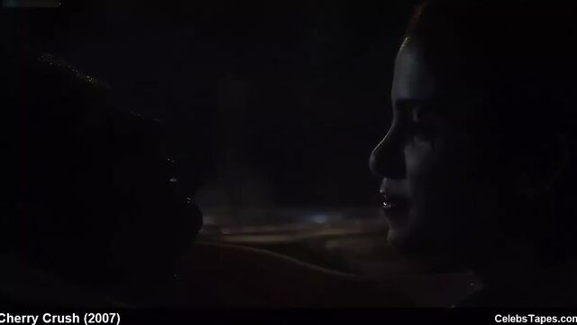 Знаменитость Nikki Reed соблазняет в сексуальных и романтических сексуальных сценах