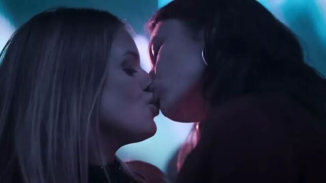 Ольга Куриленко в горячем лесбийском экшене из фильма Sentinelle