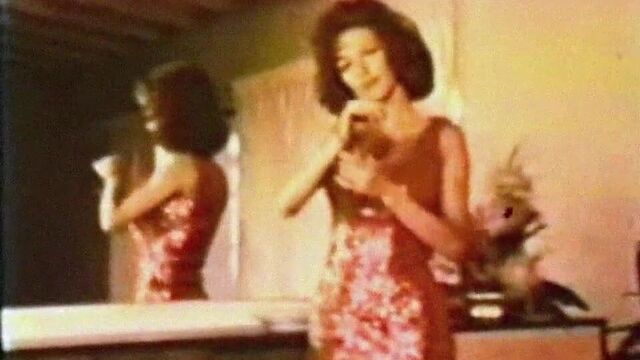 Винтажный стриптиз в платье с блестками