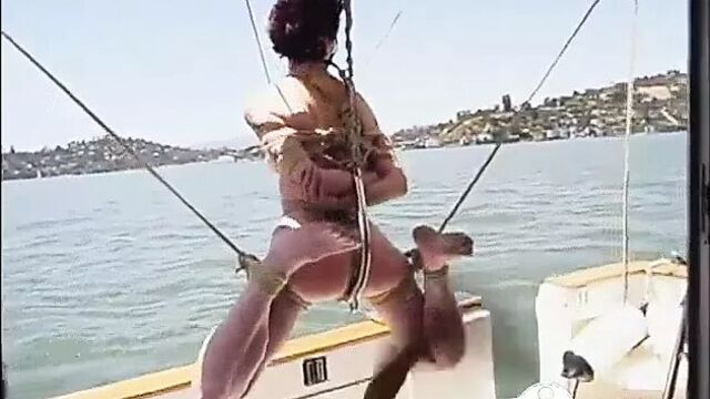 Связанная на лодке