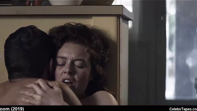 Знаменитости Nikki Shiels и Phoebe Tonkin, обнаженные и старые молодые, сцены