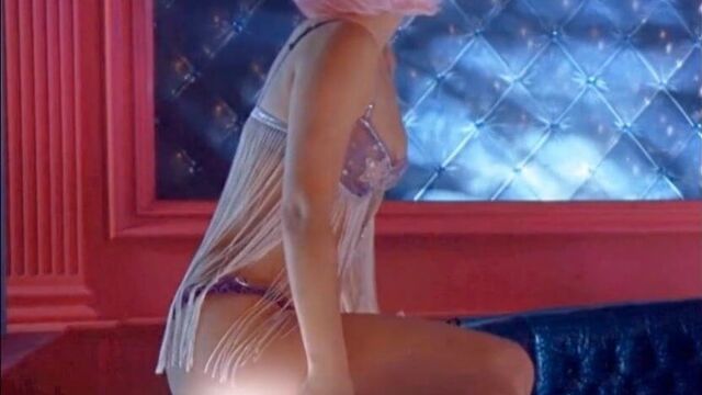 Natalie Portman соскальзывает ближе.