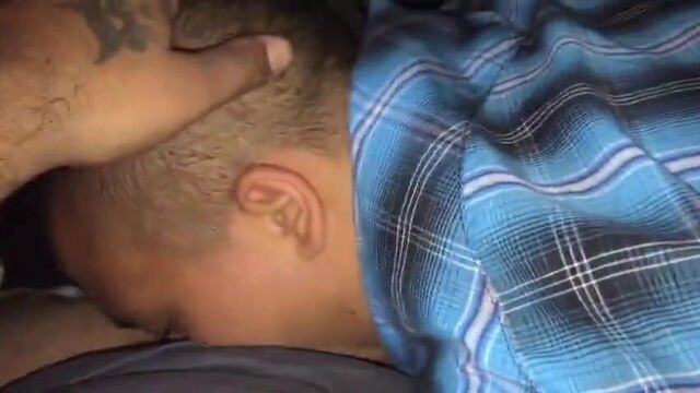 Батч-лесбуха делает минет