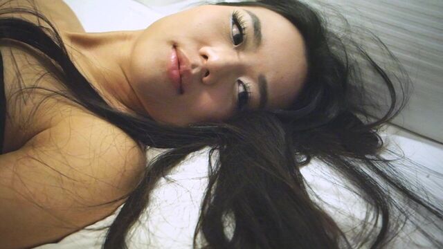 Азиатская взрослая модель Estelle Lela Angels играет в постели