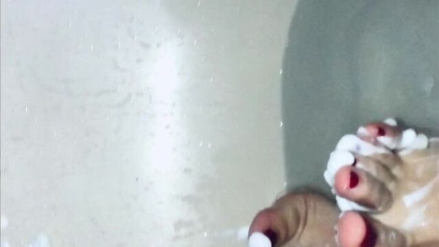 Ноги госпожи Andrea Parker принимают ванну