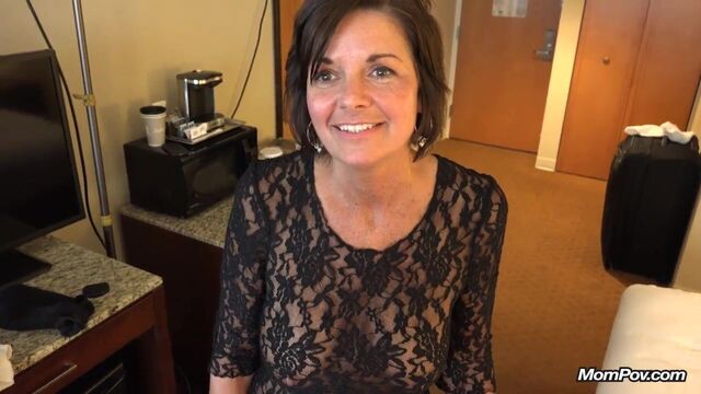 Деревенская милфа принимает камшот на лицо