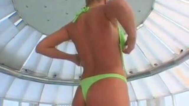 Киска у бассейна