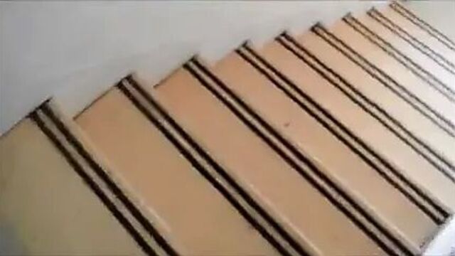 Сексуальная крошка делает минет на публичной лестнице