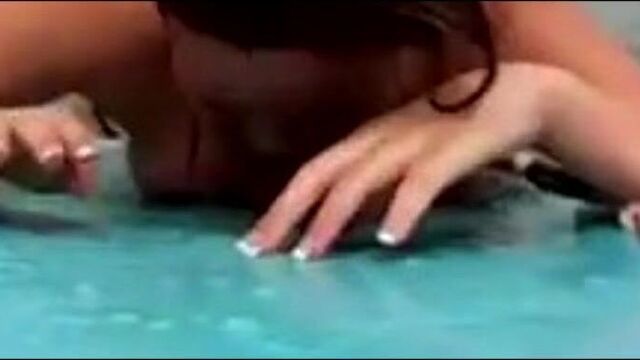 Бикини моей жены отвалилось, пока она плавала. часть 2.