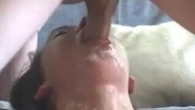 Молодая грудастая девушка глубоко заглатывает