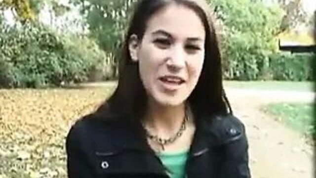 Симпатичная тинка работает за деньги