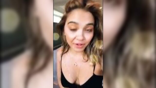 Stella Hudgens, декольте в селфи-видео