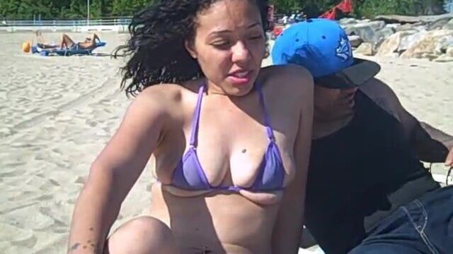 Горячая латина вот-вот станет топлес!