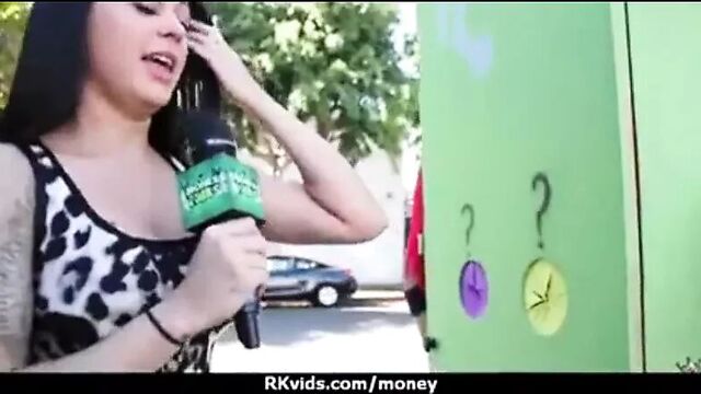 Публичная секс-игра