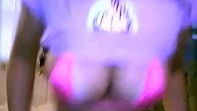 Эта телочка усердно работает в своих кам-шоу