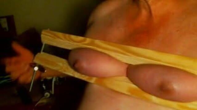 Пытаюсь растянуть мои сиськи побольше