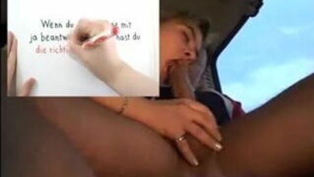 Немка трахается на заднем сиденье