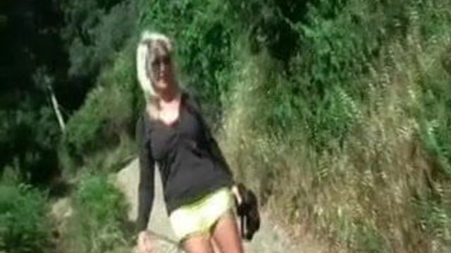 Горячая милфа-блондинка с бритой киской в ​​коллекции публичного обнажения