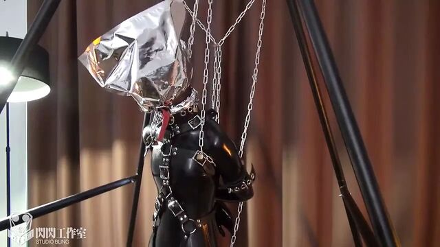 Игра с дыханием в латексе