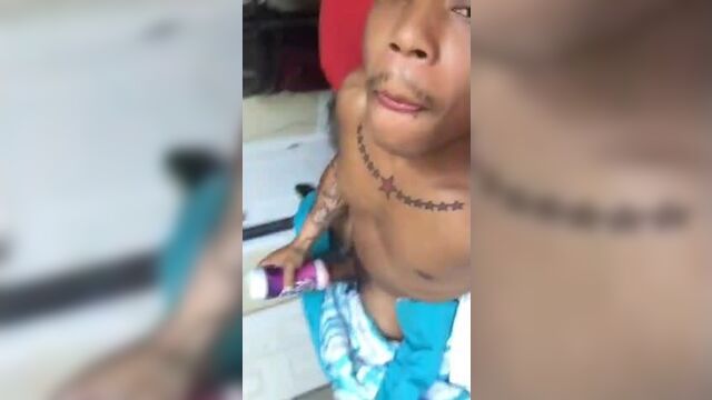 Мужик дрочит с искусственной вагиной и перископом