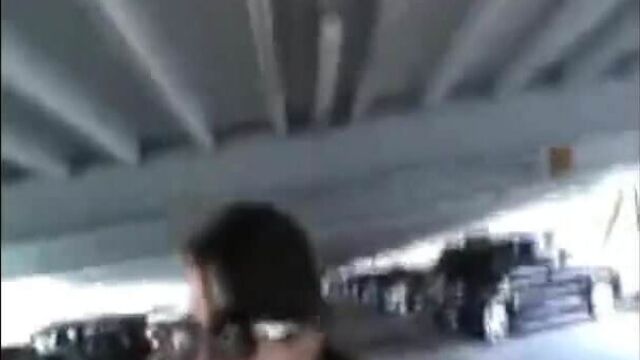 Публичная девушка в бикини с ошейником