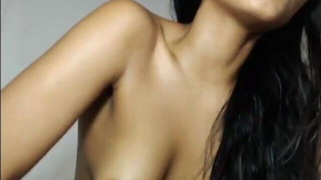 Индийская красотка перед камерой