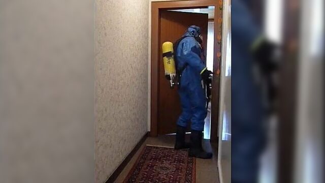 Мастурбация Draeger в костюме Hazmat с дрочкой спермой
