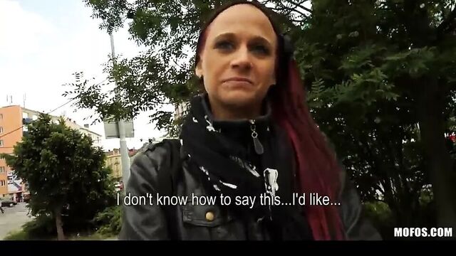 Публичные пикапы - игривую рыжую убеждают попробовать анал