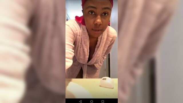 Черная девушка показывает сиськи на перископе