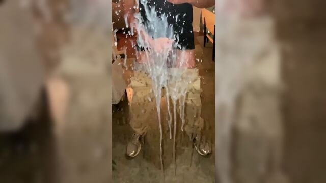 Гигантский всплеск спермы в зеркале