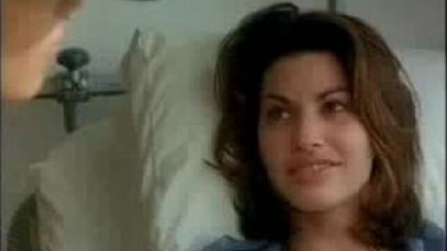 Showgirls Elizabeth Berkley и Gina Gershon целуются