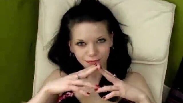 Готическая шлюшка Roxy обожает мастурбировать