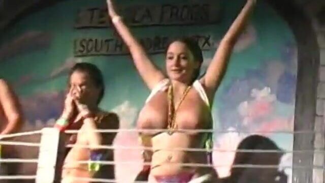 Девушка с огромными сиськами с мокрыми футболками