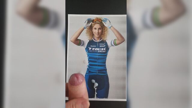 Камшот на Jolanda Neff и ее сексуальную щель в бедре