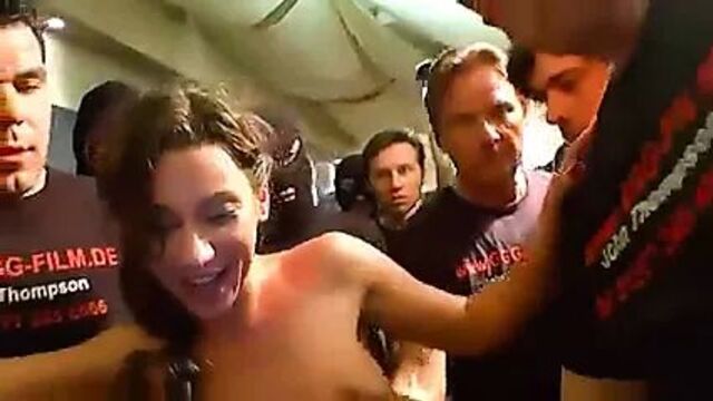 Сверхскоростную Julie Skyhigh проглотили 12 порций спермы