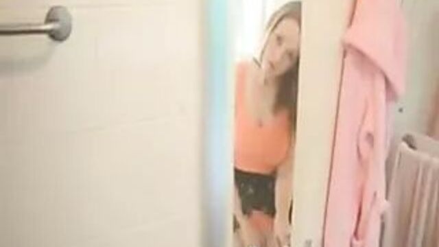 Сводная сестра наблюдает за мной в душе