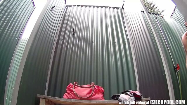 Удивительная молодая девушка в душе, вуайерист