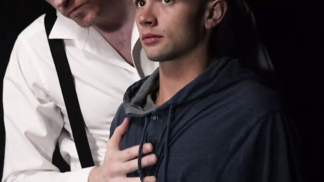 Паренек раздевался догола, его ласкали и исследовали стеклянным дилдо