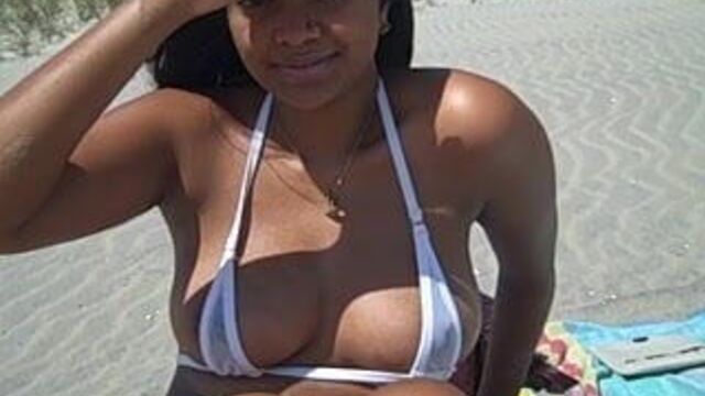 Скудно одетая Jennifer на общественном пляже!