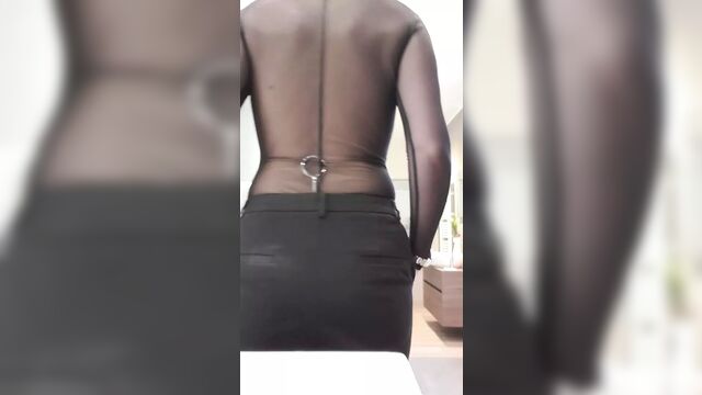 Julia в бондажном платье сегодня в офисе