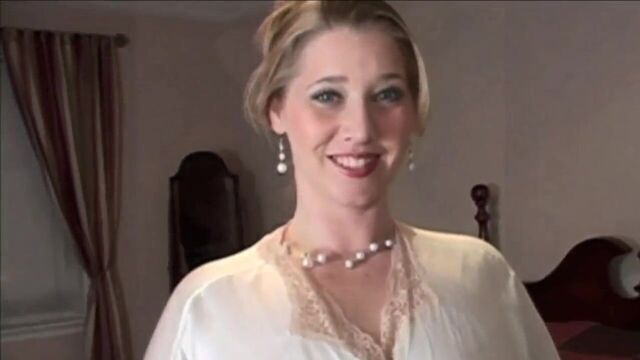 Красивая блондинка