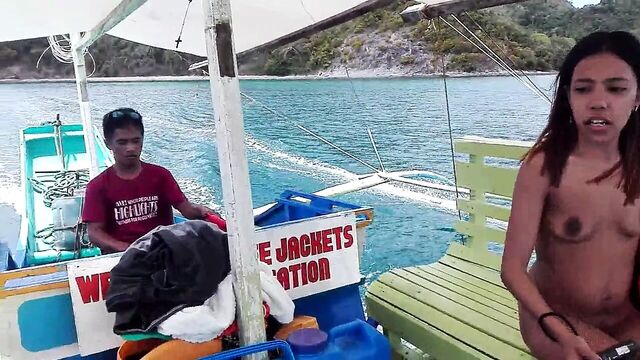 Филиппинская пара-нудистка .. Обнаженная прогулка на лодке