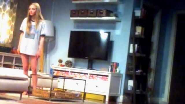 Amanda Seyfried становится обнаженной до пояса на сцене